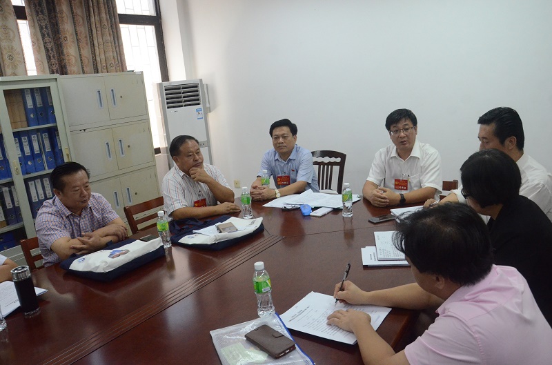 7月9日，王承慶、王安興走訪各代表團(tuán)討論現(xiàn)場(chǎng)（海職青年記者團(tuán) 黃炳蔚攝影）.JPG