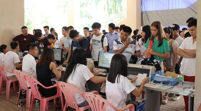 8月30日，新生接待現(xiàn)場1（海職青年記者團(tuán) 李菊霞攝影）.jpg