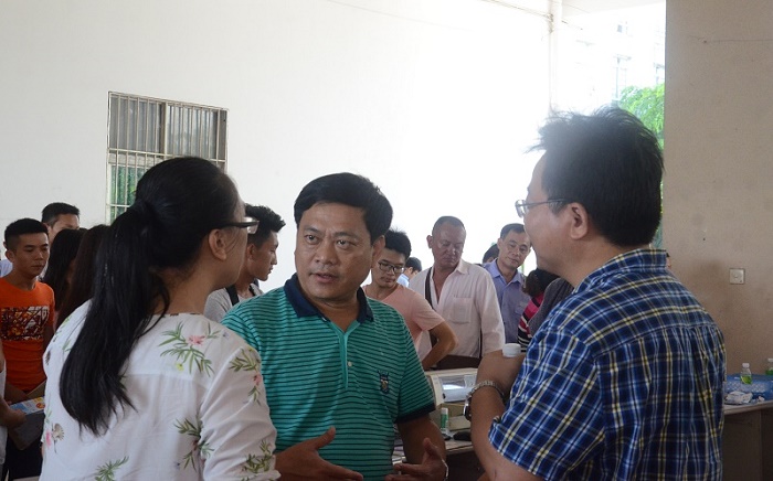 8月30日，王承慶與財(cái)務(wù)工作人員商討新生便捷繳費(fèi)策略（宣傳部 邱丹丹攝影）.jpg