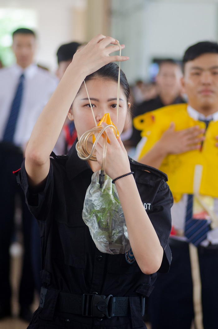 嗨，新生，機(jī)場安全操作跟我學(xué)（圖書館 梁平攝影）.jpg