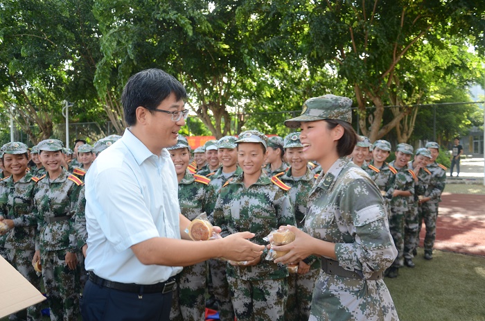 9月13日，王安興為教官發(fā)放月餅（宣傳部 邱丹丹攝影）.JPG