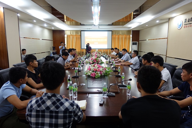 9月21日，何思模與師生分享易事特發(fā)展規(guī)劃及創(chuàng)業(yè)歷程（黨委宣傳部 邱丹丹攝影）.JPG