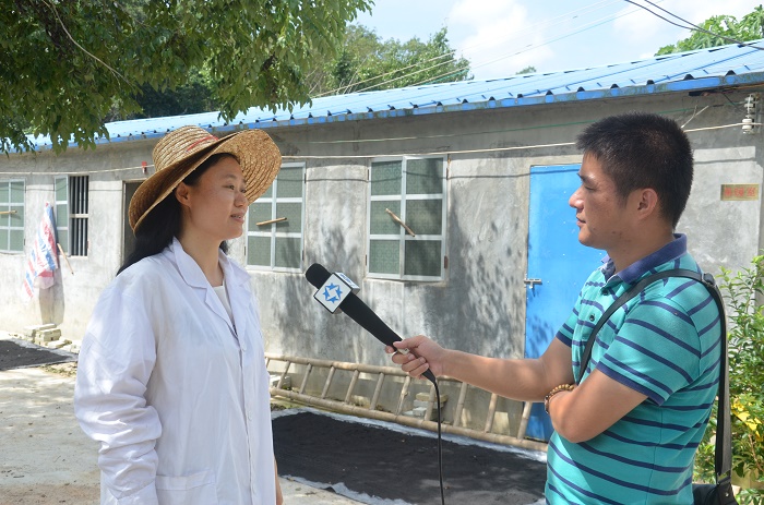 10月20日，海南廣播電視總臺記者采訪國家科技專家?guī)斐蓡T鄒曙南(黨委宣傳部 邱丹丹攝影).JPG