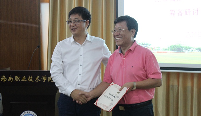 11月10日，王安興為受聘專家頒發(fā)證書（海職青年記者團 李菊霞攝影）.jpg