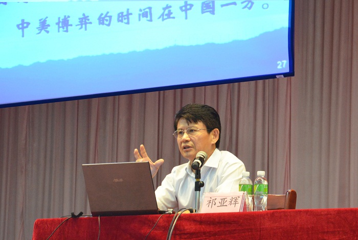 祁亞輝教授主講《走在民族復(fù)興大道上的當(dāng)今中國》（黨委宣傳部 袁媛攝影）.jpg