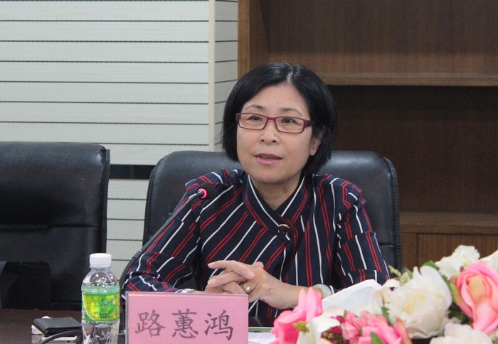 “首屆瓊臺高等職業(yè)教育論壇”臺灣代表團(tuán)團(tuán)長路蕙鴻女士在座談會上發(fā)言（海職青年記者團(tuán) 李菊霞攝影）.JPG