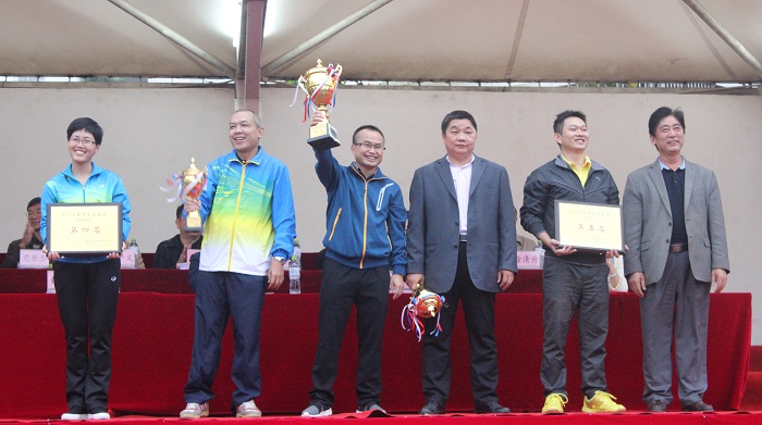張龍庭為獲團(tuán)體總分前五名的代表隊頒發(fā)獎杯和獎牌（海職青年記者團(tuán) 黃炳蔚攝影）.jpg