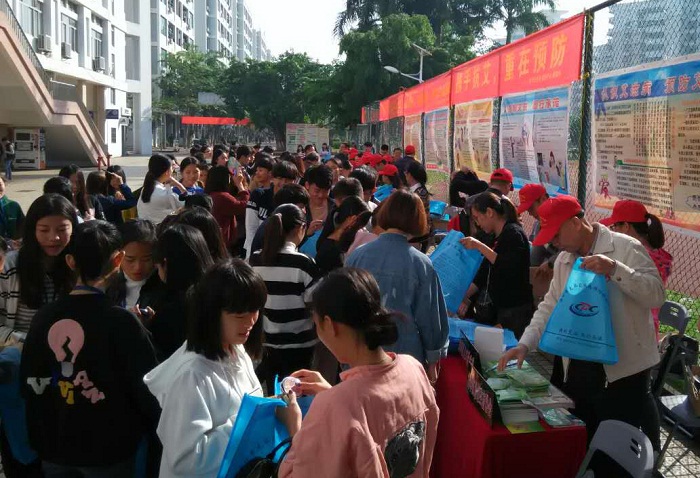 預(yù)防艾滋病宣傳活動(dòng)現(xiàn)場(chǎng)（后勤保衛(wèi)處提供）.jpg