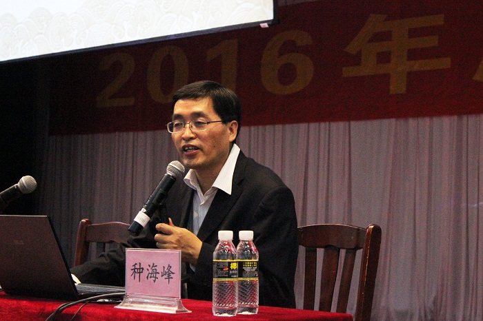 種海峰作《提升國(guó)家文化軟實(shí)力與中華民族偉大復(fù)興》專題講座（海職青年記者團(tuán) 卓亞明攝影）.jpg