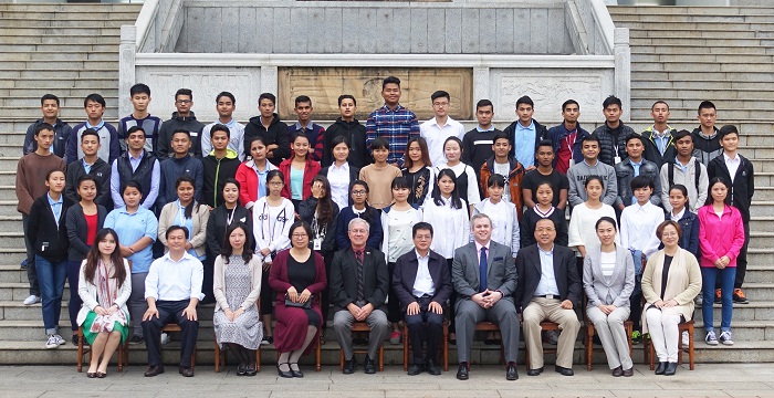 12月14日，出席交流會(huì)的領(lǐng)導(dǎo)嘉賓與學(xué)生合影留念（黨委宣傳部 邱丹丹攝影）.jpg