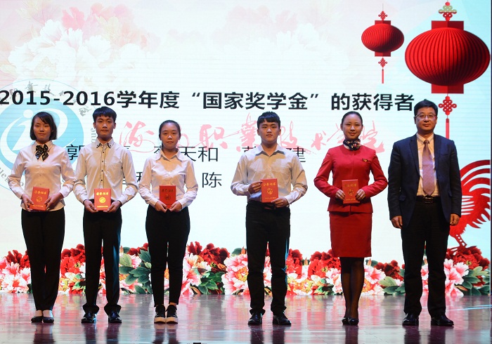 王安興為“國(guó)家獎(jiǎng)學(xué)金”獲得者頒獎(jiǎng)（海職青年記者團(tuán) 黃炳蔚攝影）.jpg