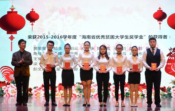 張龍庭為“海南省優(yōu)秀貧困大學(xué)生獎(jiǎng)學(xué)金”獲得者頒獎(jiǎng)（海職青年記者團(tuán) 黃炳蔚攝影）.jpg