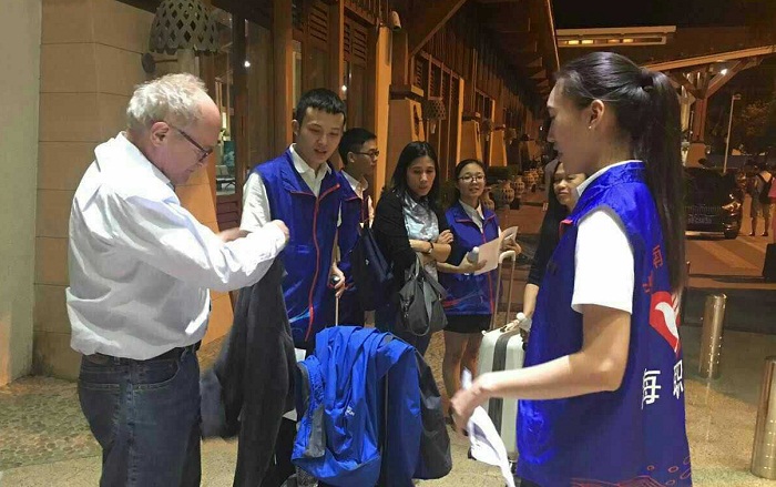 我校志愿者機(jī)場接送研討會嘉賓（海職院青協(xié) 曾祥進(jìn)攝影）.jpg