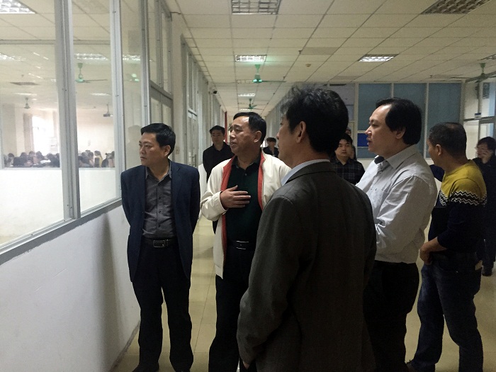 王承慶等學(xué)校領(lǐng)導(dǎo)檢查新學(xué)期開(kāi)學(xué)第一天教學(xué)情況（黨委宣傳部 袁媛攝影）.jpg