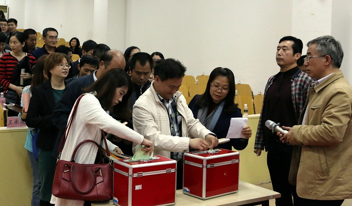 我校全體教職工測評大會投票現(xiàn)場（海師青年記者團(tuán) 黃炳蔚攝影）.jpg