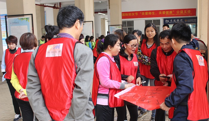 戶外拓展訓(xùn)練激情開場項目“極速分組”（圖書館 梁平攝影）.jpg