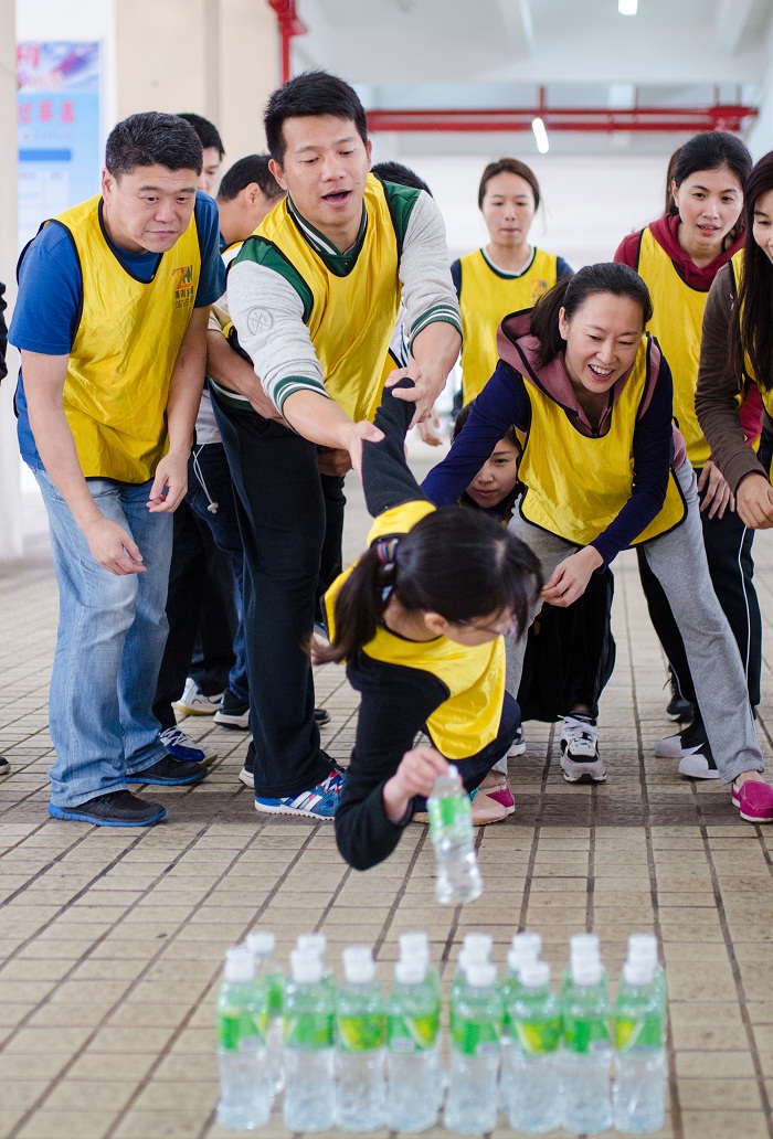 戶外拓展訓(xùn)練項目“群龍取水”（圖書館 梁平攝影）.jpg
