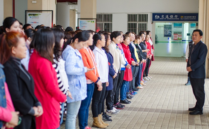 王承慶代表學(xué)校領(lǐng)導(dǎo)班子為女教職工送上了節(jié)日的祝福和美好的祝愿（圖書館 梁平攝影）.jpg