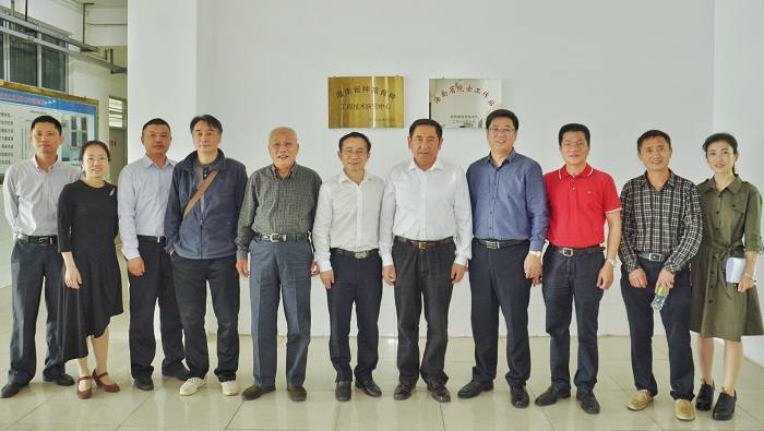 陳煥春、喻子牛一行與學校領導合影留念（熱帶農(nóng)業(yè)技術(shù)學院 吳娟攝影）.jpg