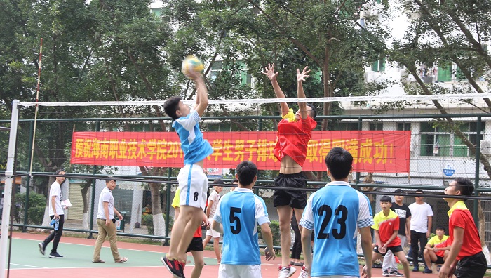 我校2017年大學(xué)生男子排球比賽現(xiàn)場（海職青年記者團 王小燕攝影）.jpg