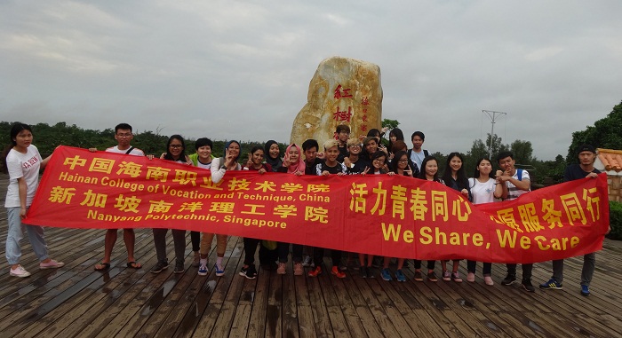 志愿者在東寨港紅樹林自然保護區(qū)合影留念（外事僑務(wù)辦 韓燁攝影）.jpg