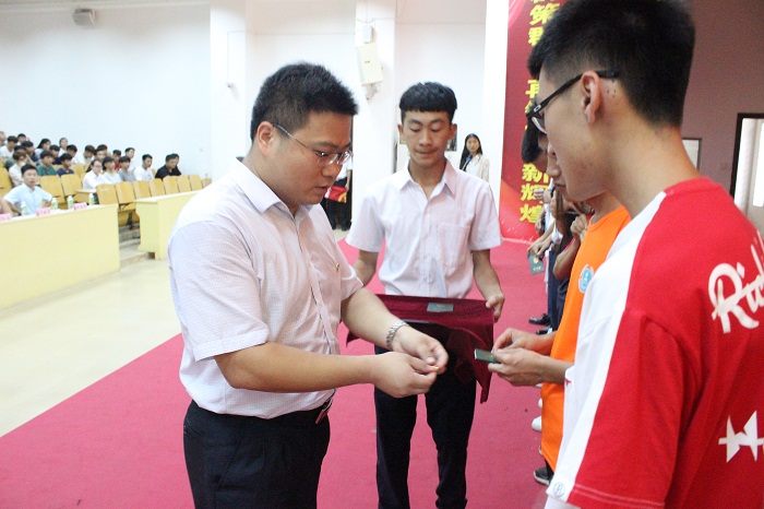 許昌斌為新團員頒發(fā)團章、團員證并佩戴團徽（海職青年記者團 林詩杰攝影）.JPG