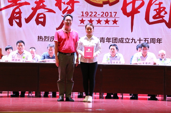 符興干與2016年度海南省“優(yōu)秀共青團(tuán)員”獲得者合影（海職青年記者團(tuán) 黎加奎攝影）.JPG