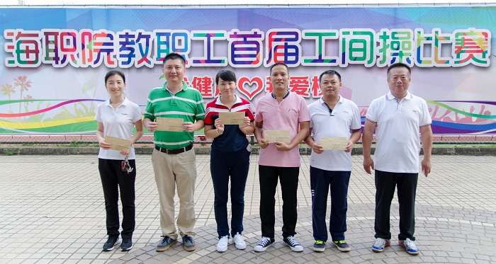 林方賀為三等獎(jiǎng)獲得者頒獎(jiǎng)（圖書館 梁平攝影）.jpg