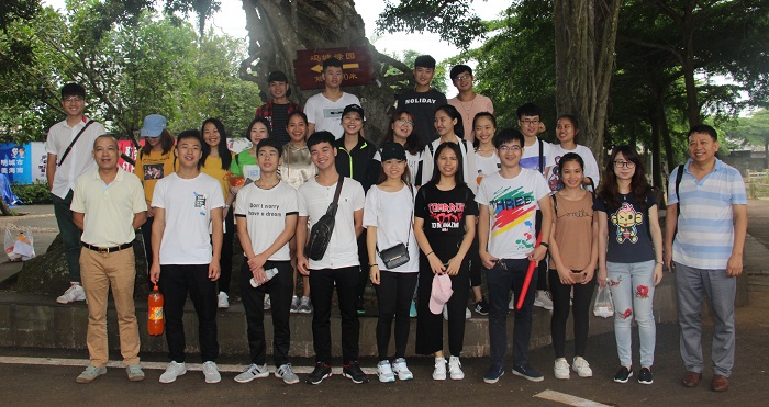 學(xué)院領(lǐng)導(dǎo)及老師與教學(xué)信息員合影留念（商學(xué)院 姚剛攝影）.jpg