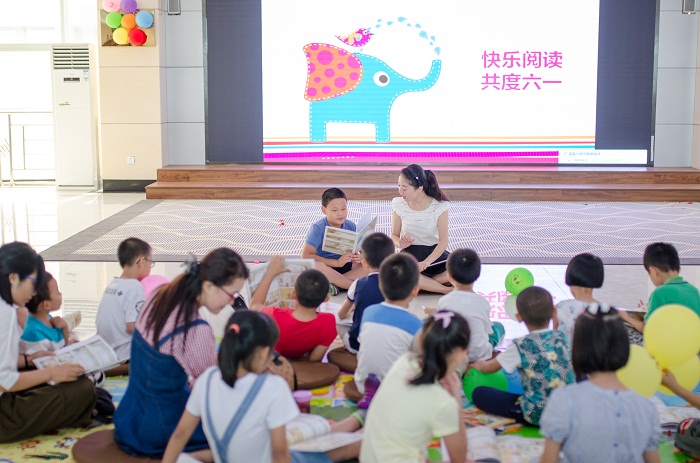 “快樂閱讀、共度六一”教職工親子繪本閱讀活動現(xiàn)場（圖書館 梁平攝影）.jpg