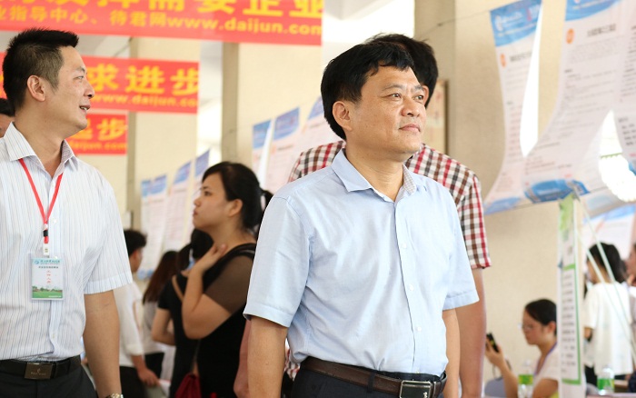 王承慶視察洽談會現(xiàn)場（黨委宣傳部 袁媛攝影）.JPG