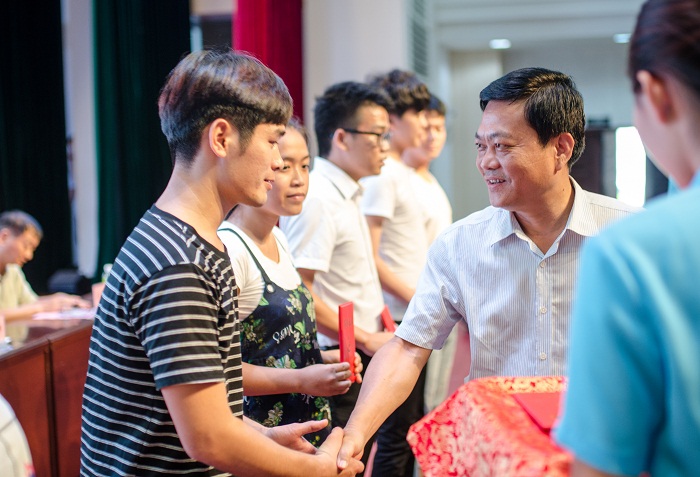 王承慶為優(yōu)秀畢業(yè)生代表頒發(fā)“優(yōu)秀畢業(yè)生”榮譽(yù)證書（圖書館 梁平攝影）.jpg