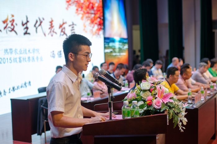 在校生代表馮?？蛋l(fā)言（圖書館 梁平攝影）.jpg