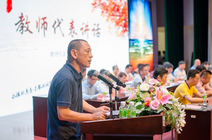 教師代表姚剛發(fā)言（圖書館 梁平攝影）.jpg