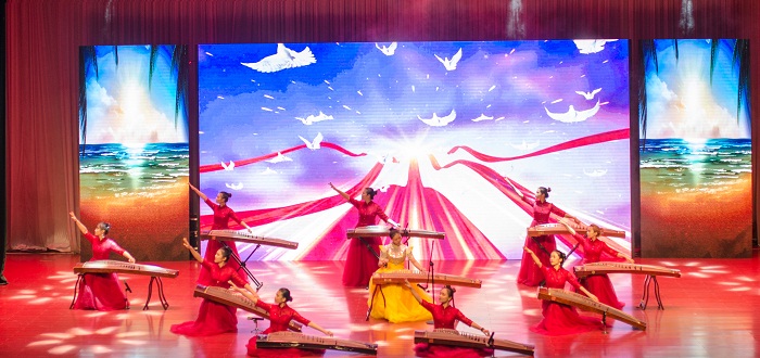 畢業(yè)生文藝演出現(xiàn)場（圖書館 梁平攝影）.jpg