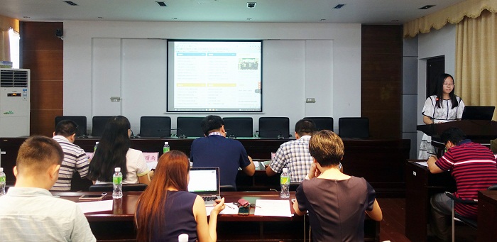 商學(xué)院網(wǎng)站維護(hù)人員現(xiàn)場演示網(wǎng)站運(yùn)行情況及整改情況（黨委宣傳部 陳瑜攝影）.jpg