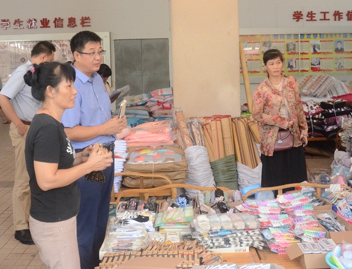 （王安興校長了解生活用品采購點(diǎn)的相關(guān)情況 黨委宣傳部朱澤東攝影）.JPG