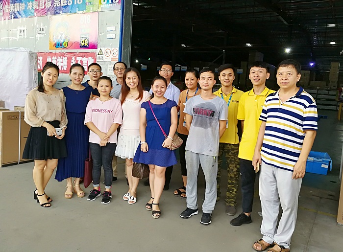 在走訪蘇寧海南物流中心時(shí)的師生合影（商學(xué)院 董佳佳攝影）.jpg