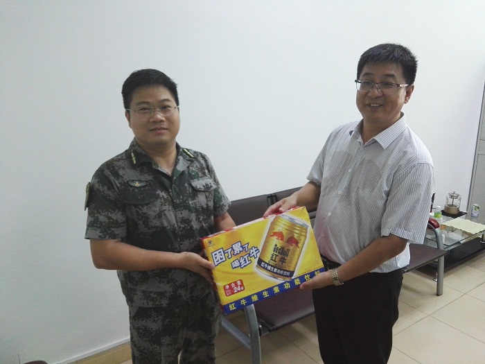 （王安興校長慰問學(xué)校武裝部、2017年學(xué)生軍訓(xùn)大隊部負(fù)責(zé)教師 校長辦公室供圖）.jpg