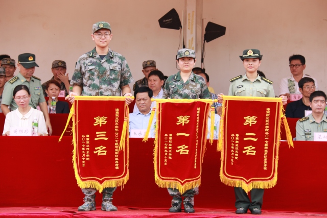 （榮獲2017年學(xué)生軍訓(xùn)單兵考核前三名學(xué)院代表合影）.jpg
