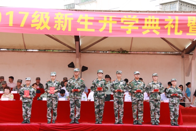 （榮獲2017年學(xué)生軍訓(xùn)標(biāo)兵稱號(hào)學(xué)生代表合影）.jpg