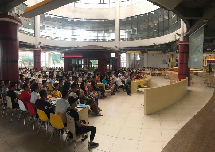 （集中收看十九大開幕會學(xué)生食堂分會場 黨委宣傳部陳瑜攝影）.jpg