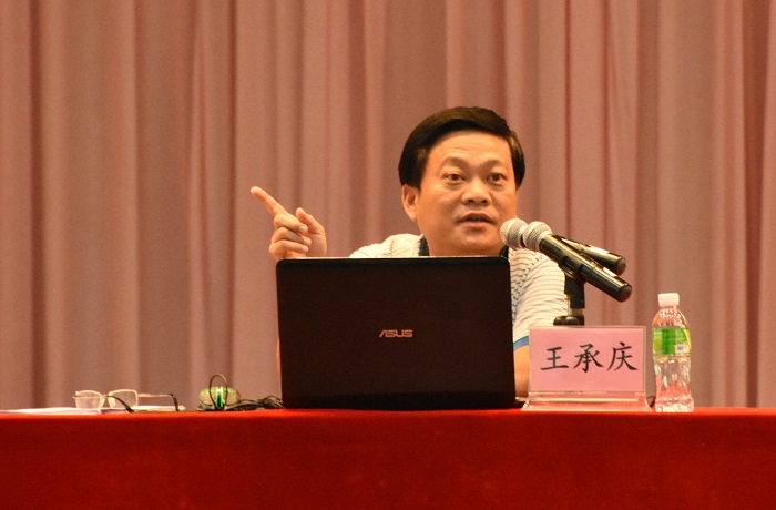 黨委書記王承慶同志為團(tuán)學(xué)干部作學(xué)習(xí)十九大精神主題報(bào)告（海職青年記者團(tuán) 卓亞明攝影）.JPG