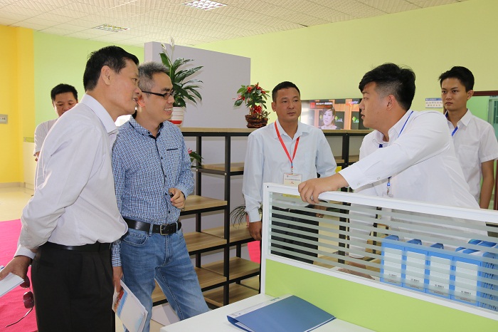 （專家組與創(chuàng)業(yè)學(xué)子溝通交流 海職青年記者團(tuán)王寶攝影）.JPG