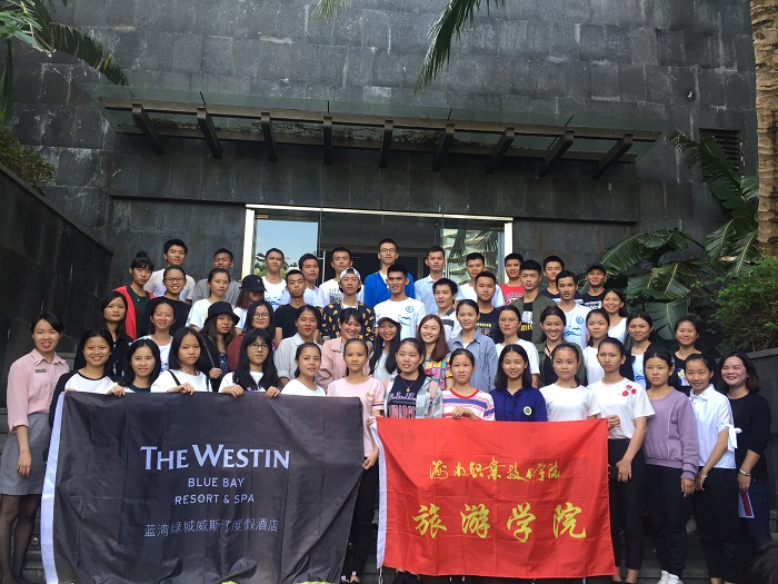 全體志愿學(xué)生、帶隊(duì)老師及酒店人員在威斯汀度假酒店前合影.jpg