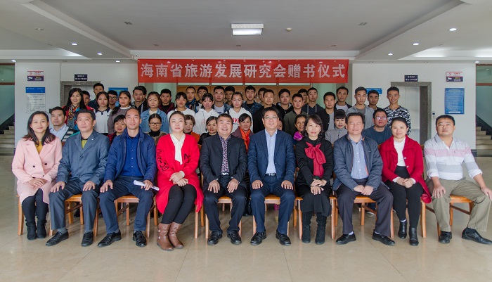 （全體人員合影 圖書(shū)館供圖）.jpg