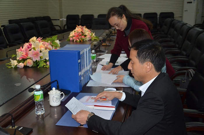 （查閱資料現(xiàn)場(chǎng) 黨委宣傳部朱澤東攝影）.JPG