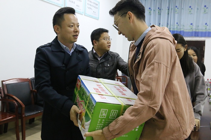 黨委副書記周炳才為新疆學(xué)生發(fā)放慰問品.JPG