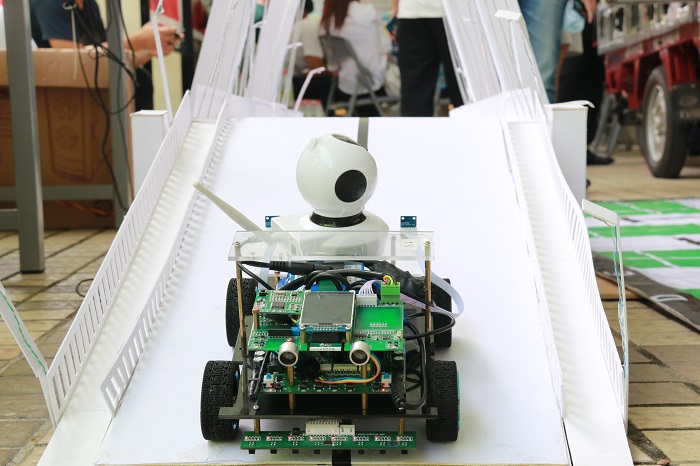 （工信學(xué)院智能機(jī)器人展示 海職青年記者團(tuán)黎加奎攝影）.JPG