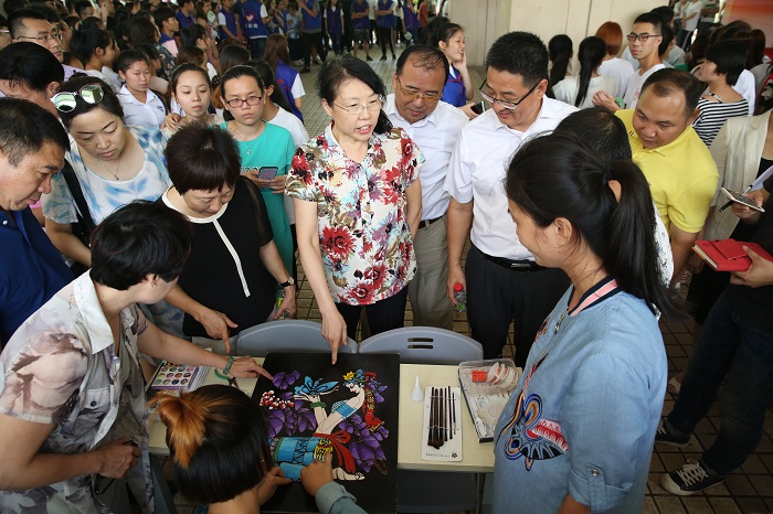 王云霞主席觀看藝術(shù)設(shè)計專業(yè)學(xué)生作品 （黨委宣傳部供圖）.JPG